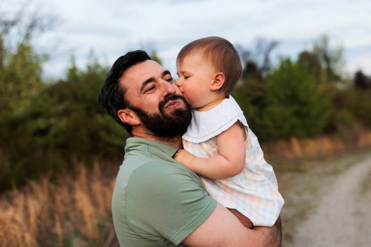 toddler daughter kissing dad at Northern Virginia spring session